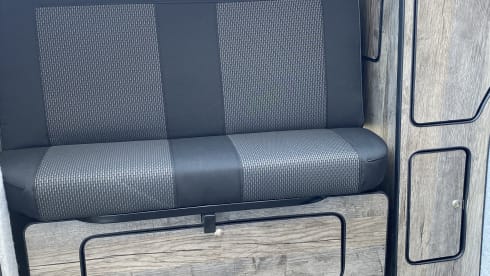 Riley – Schönes rotes Wohnmobil mit 4 Schlafplätzen zu vermieten, brandneu für den Sommer 2022