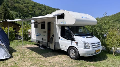Luxurious neat family camper, 6 seats + belt, fully furnished