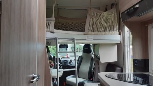 Challenger – Beautiful Comfortable Camper 170 hp (2-4 persons)