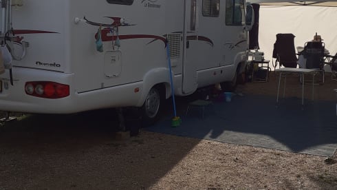 Let op!!! Prijs is inclusief dagverzekering goboony! – Beautiful camper for rent! With a fixed bed and fully furnished!