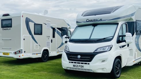 Betty Ann – Betty Ann est un camping-car automatique de luxe à 5 places et 6 couchettes,