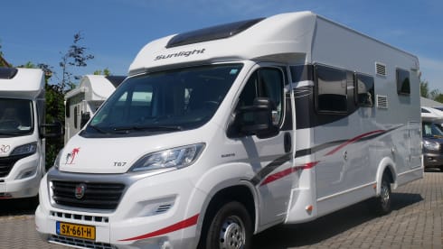 Sunlight T67 4 slaap- 4 zitplaatsen, Lengtebeden, Hefbed