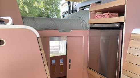 Roze Roadtripper – Camping-car bus modulable pour 4 personnes 