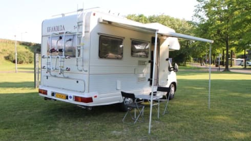 Friendly Camper – Restyled camper | Working off grid