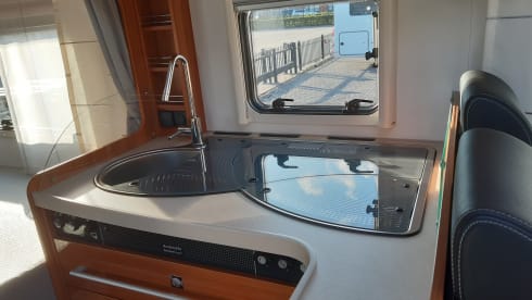 Globe-Drôme – 2 person semi-integrated Dethleffs camper 