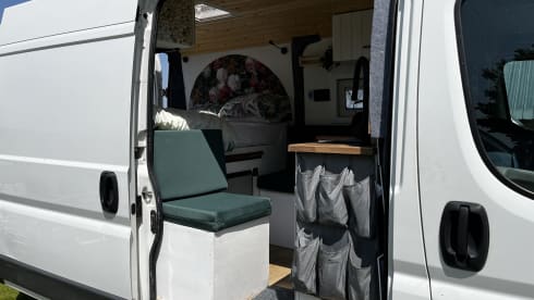 Busje naar Zuid Lara – Wonderful self-built camper bus for 2p