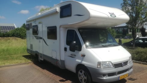 JoEliday – Spacious family camper with oven and air conditioning