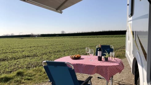 Very nice and complete spacious family camper for 2-4 persons