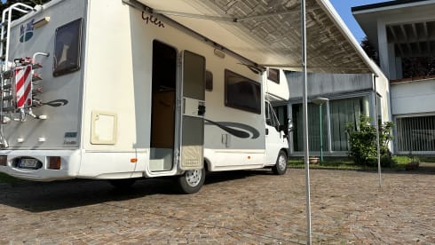 JoyRider – Camper with sloping ceilings for 7 people