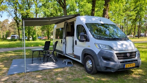 Pura Vida Van – 3-person bus camper built in 2023