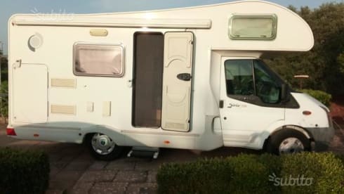 ROLLER TEAM FREEZ – FORD 4 + 1 beds and DOUBLE CLIMATE