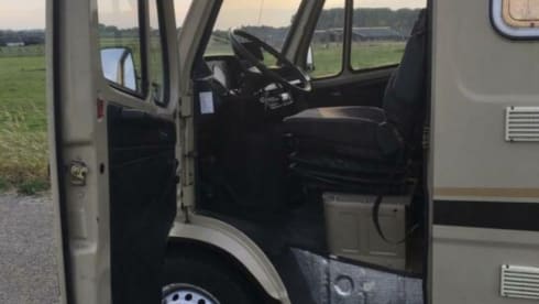 Sjaak  – 2p Mercedes-Benz bus oldtimer from 1979