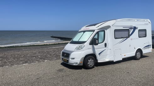 3p. Compact, complete and comfortable Sunroof Dethleffs semi-integrated.