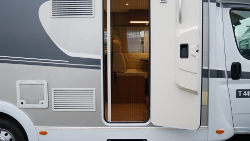 Carado Half Integral, Queen Bed, Lift Bed!!