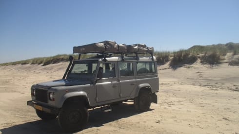 110 grijs – Land Rover Defender 110 with roof tent