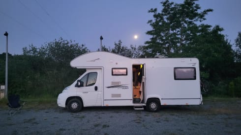 Nicky – Adventure and comfort in 'Nicky' the 6 berth luxury motorhome!