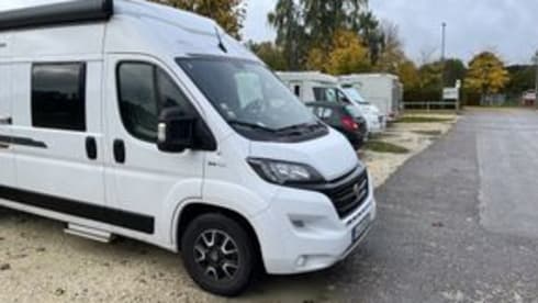 Cara – Van (6 m) from Weinberg with pop-up roof for rent