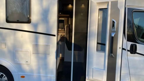 Roxi – Dethleffs Semi-integrated 4p from 2021 (Very nice and complete)
