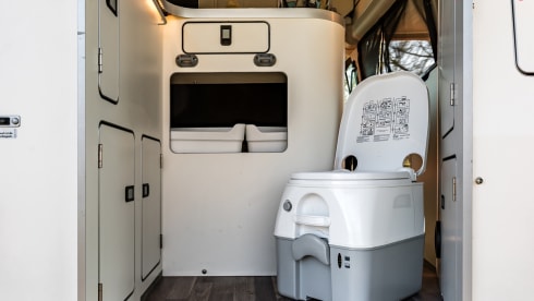 klein maar dapper  – 2 Ford bus nugget from 2019