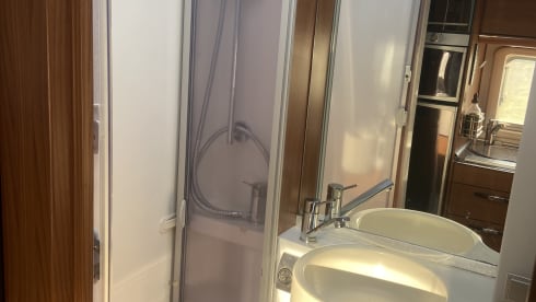 4p Hymer B 674 SL integrated from 2009 including length beds and fold-down bed