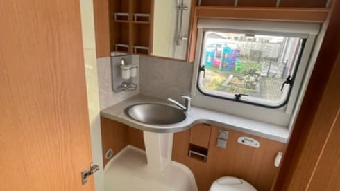 Halbintegrierter Camper von Knaus für 3 Personen