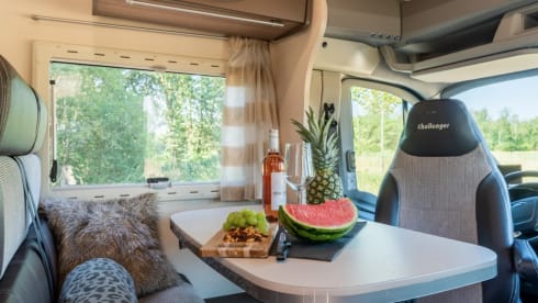 Challenger! – Ruime, moderne en luxe camper met 4 vaste slaapplekken - XL garage