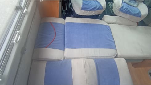 French bed, 130 hp, well-maintained, spacious