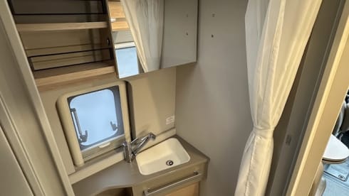 ROTS – Dethleffs Globetrail 640 | 3 person bus camper