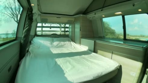 4p Volkswagen campervan uit 2012