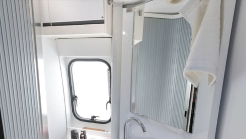 JUNIOR SUITE  – Adria Van 600 familie met 4 zitplaatsen