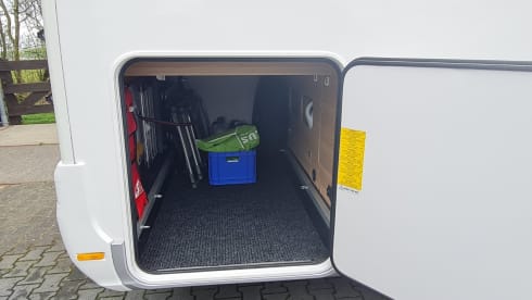 670dc – Very luxurious camper with free-standing bed and plenty of seating space