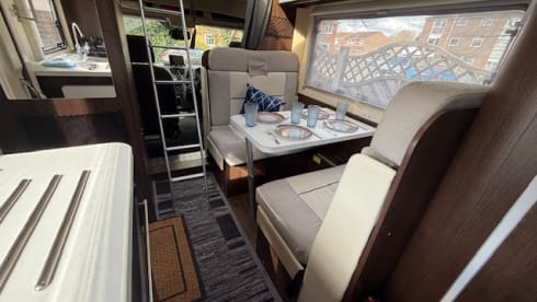 The Escape Pod – Comfortable and modern family Rollerteam motorhome - Free insurance 