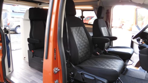Oranje monster – Compact motorhome with room for five