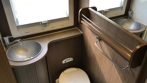Young, luxurious, spacious, 6p. camper, 20 extra HP, large beds, 2 x air conditioning
