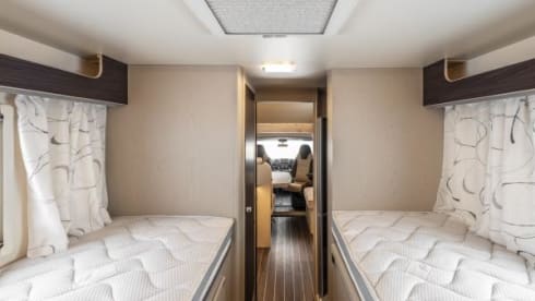 Super camper with 5 fixed beds! 2023