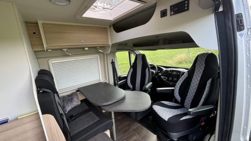 Harrie – Super neat 2 person Peugeot bus from 2015 with awning