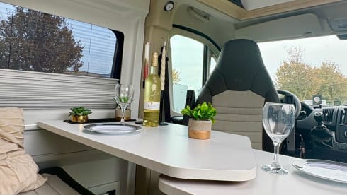 Camp Adventure –  Adria Twin mit zwei Einzelbetten und komplett ausgestattet