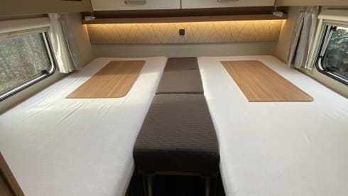Deluxe – Integral Weinsberg Caracore 700MEG Automatic + WIFI on the road