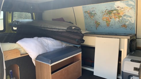 Crazy Yellow Chevy Van per andare tutti "Off Grid".