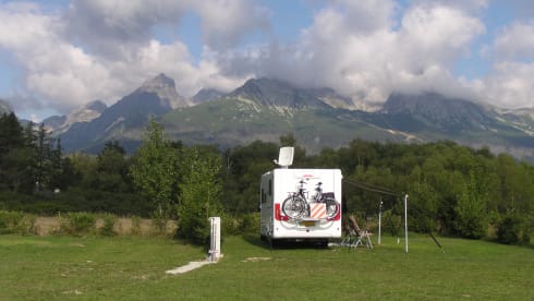 Fleurette Florium – Spacious 4p Fleurette Semi-Integral from 2013 based on a Fiat Ducato.