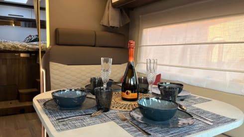 White pearl – 5p Ford semi-integrated uit 2026