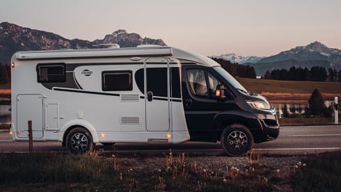 Carado V339 – Experience the freedom! (built in 2021) Compact and luxurious with all options and a queen bed 
