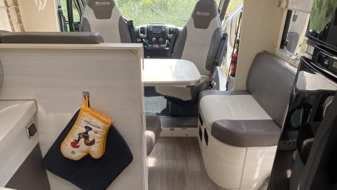 Wunderschöner, komfortabler Chausson-Camper für 4 Personen aus dem Jahr 2016!