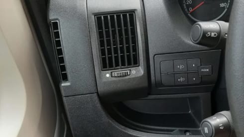 Rollerteam Orion – Hele luxe 4 persoons camper met queensbed en hefbed, veel bergruimte