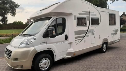 CI X-TIL – Very luxurious 4 person camper with queen bed and pull-down bed, lots of storage space