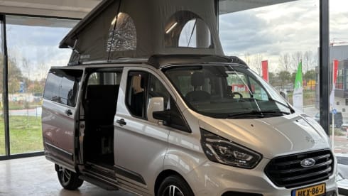 Campervan Bürstner per 4 persone, modello 2022.