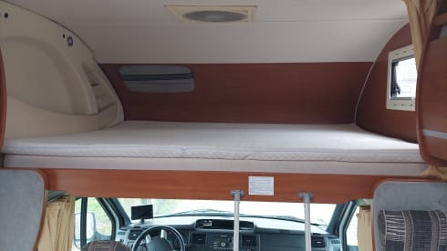 Campie  – Spacious 5p camper with XXL garage 