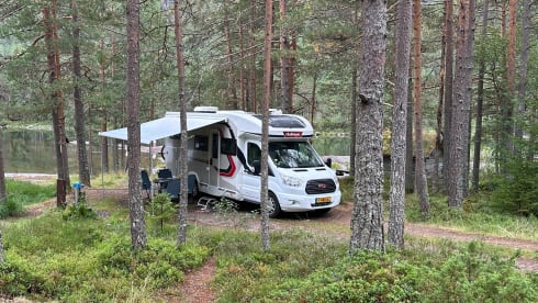 Camper vrijheid op top niveau – Heerlijke 4 persoons Challenger half integraal camper uit 2019