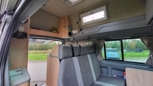 Nuggie – 4-5 seater 2008 Ford Nugget with high roof 