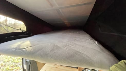 Babs – 4p Volkswagen campervan with roof bed